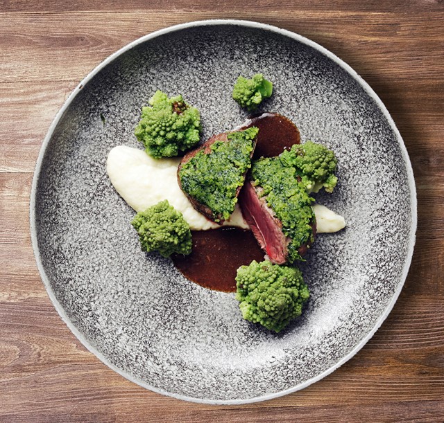 Gegrilde lamssteak met groene kruidenkorst, bloemkoolzalf en gebakken romanesco