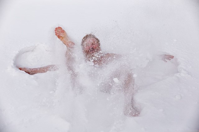 Koudetraining - man die in de sneeuw ligt en beweegt