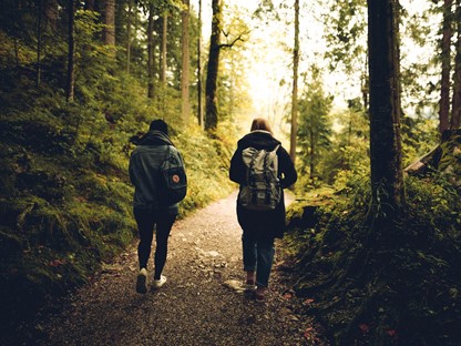 Wandelaars in het bos met rugzak