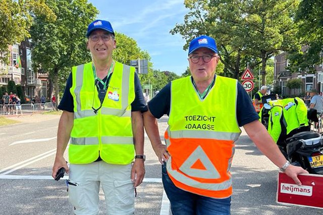 Theo Beijer (links) en een collega van Toezicht en Handhaving tijdens de 4Daagse Nijmegen.