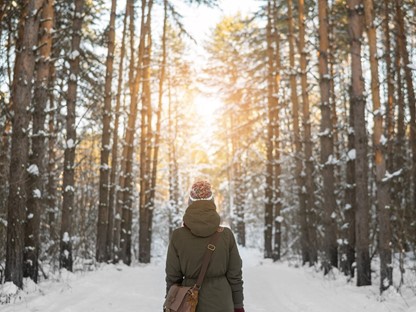 Vrouw wandelen in de sneeuw