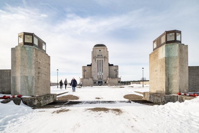 Wandelen in de IJstijd Kootwijkerzand: Radio Kootwijk in de sneeuw.