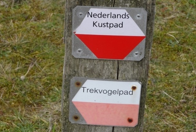 Wit-rode markering van een langeafstandswandelpad op een wandelroute
