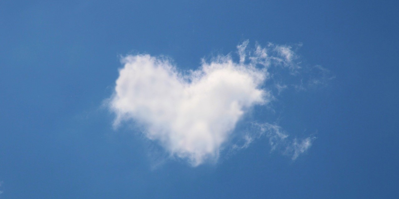 Een wolk in vorm van een hartje