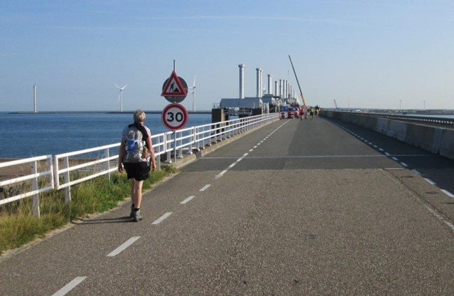 Loop buiten de bebouwde kom zoveel mogelijk tegen het verkeer in, foto: Anneke Kompeer