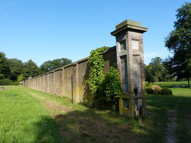 De historische tuinmuur in Hof te Dieren
