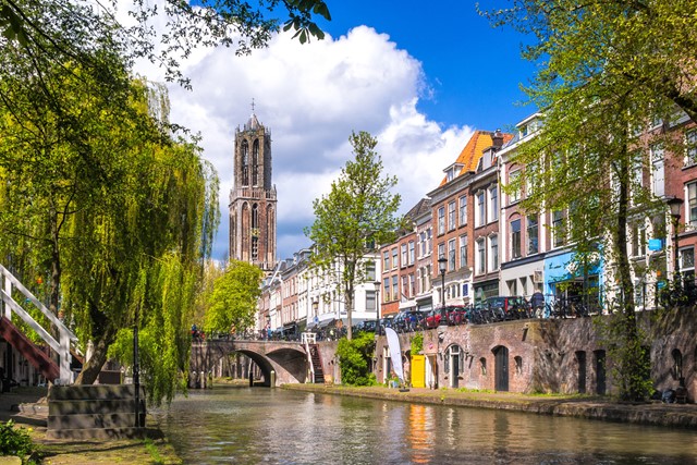 afbeelding van Utrecht, de Dom en de werfkelders aan de gracht.