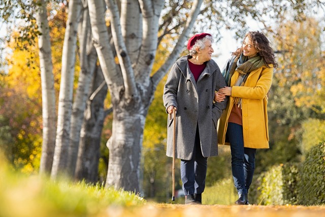 twee vrouwen wandelen samen in de natuur.