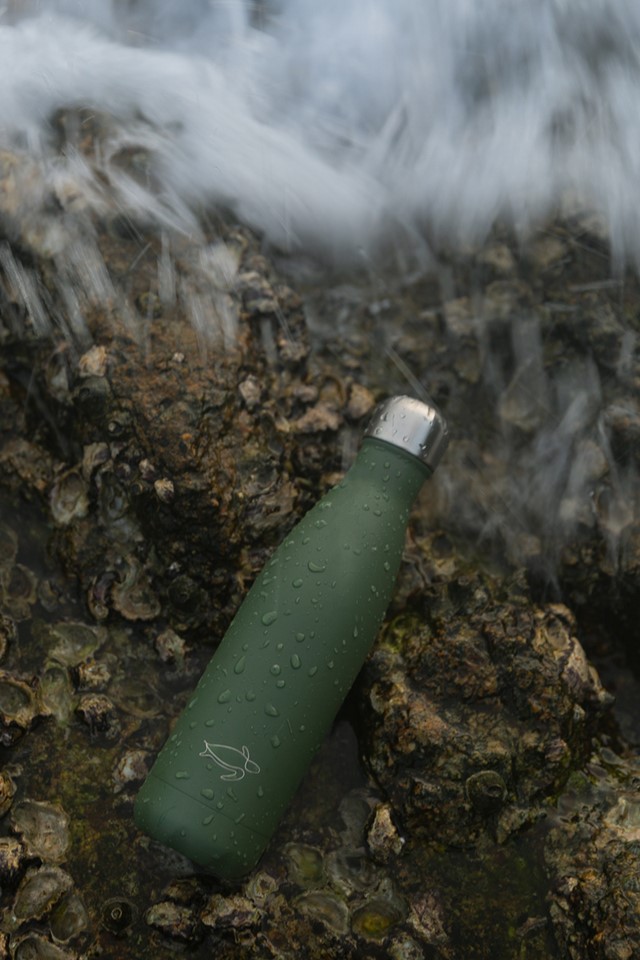 afbeelding van een groene drinkfles in de buitenlucht.
