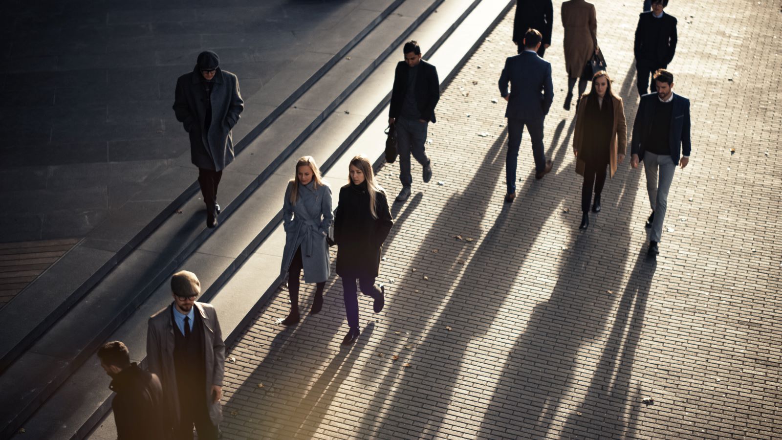 afbeelding van mensen die wandelen over straat.
