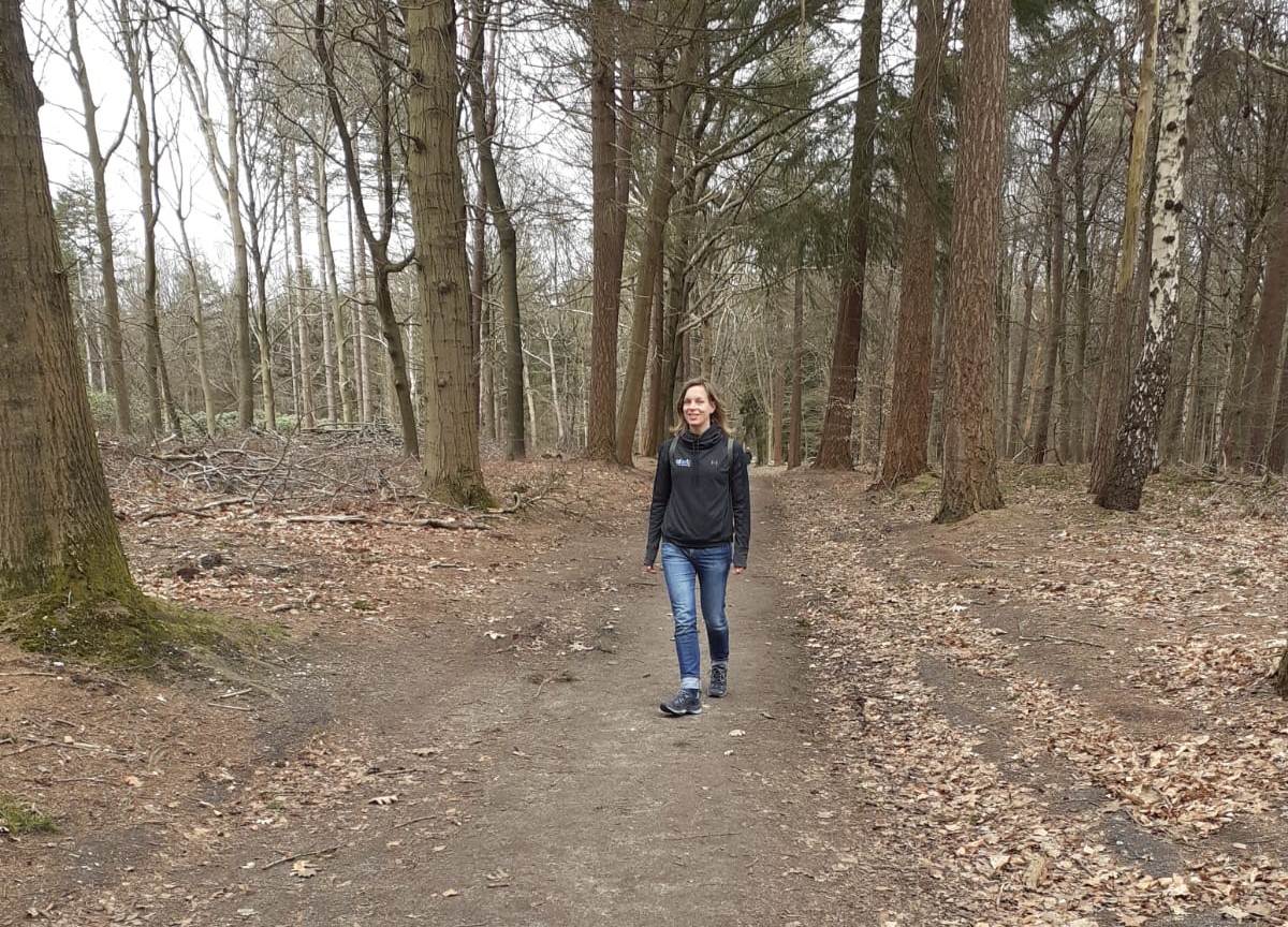 vrouw in de Kaapse bossen