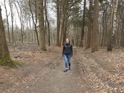 vrouw in de Kaapse bossen