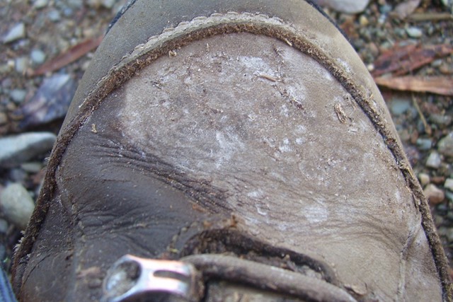 afbeelding van versleten buitenwerk van een wandelschoen: scheurtjes.