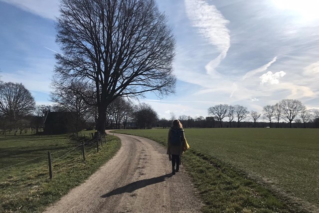 Simone wandelt door het platteland.