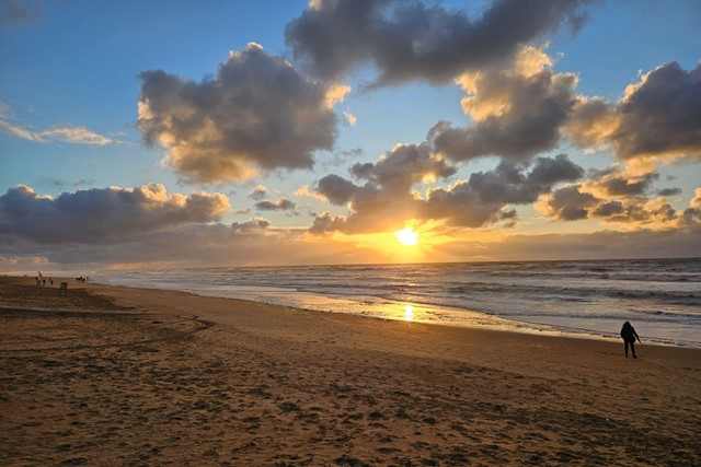 Zonsondergang Op Het Strand Tijdens De Duin En Bollen Vierdaagse