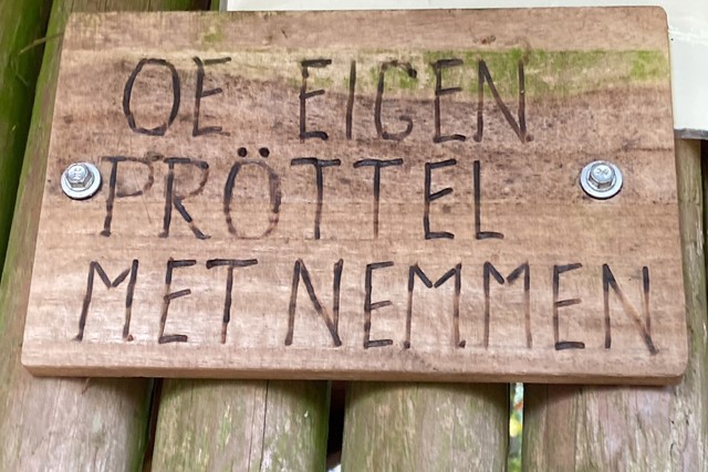 Bordjes en markeringen tijdens het wandelen.