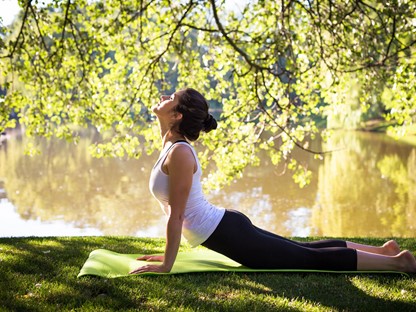 Yoga met een meertje op de achtergrond