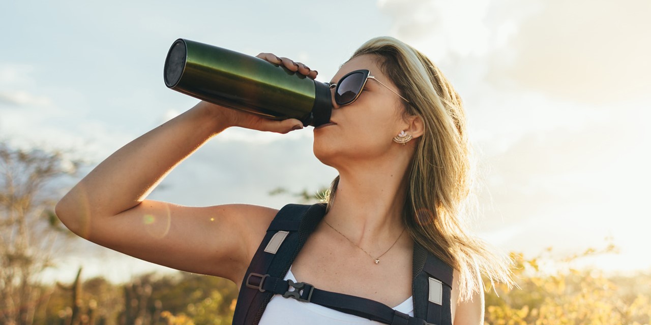 afbeelding van een wandelaar die drinkt