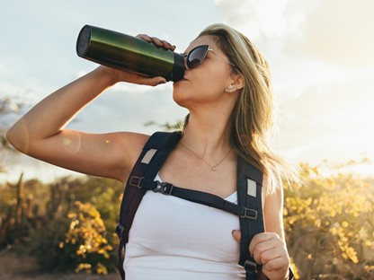 afbeelding van een wandelaar die drinkt