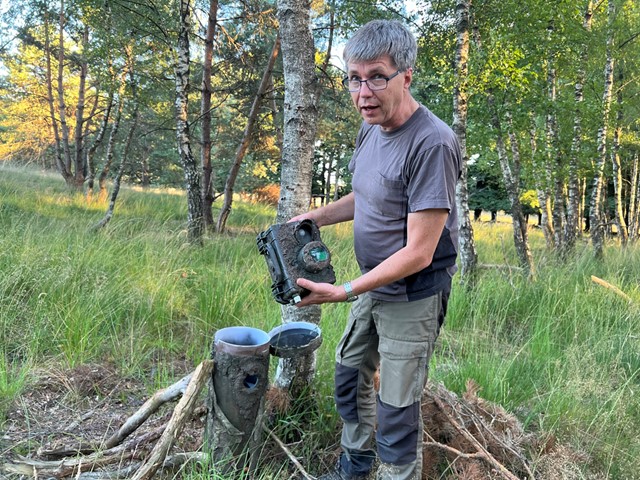 afbeelding van regisseur Cees van Kempen en zijn wildcamera.