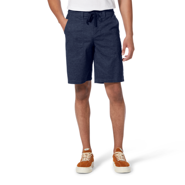 man draagt donkerblauwe Hempline Short van Royal Robbins.