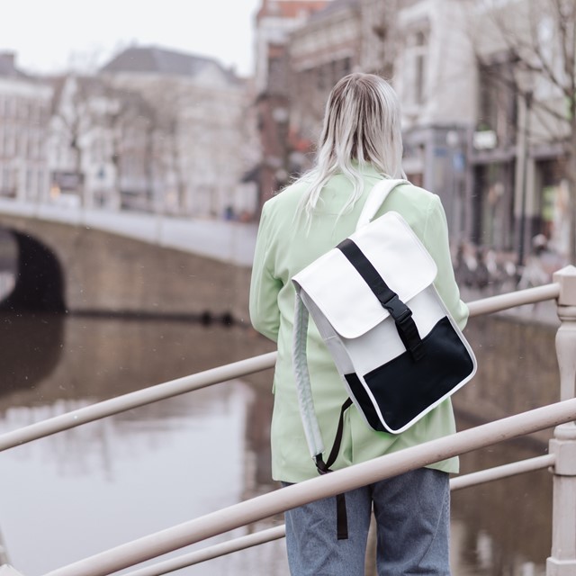 Vrouw met rugzak