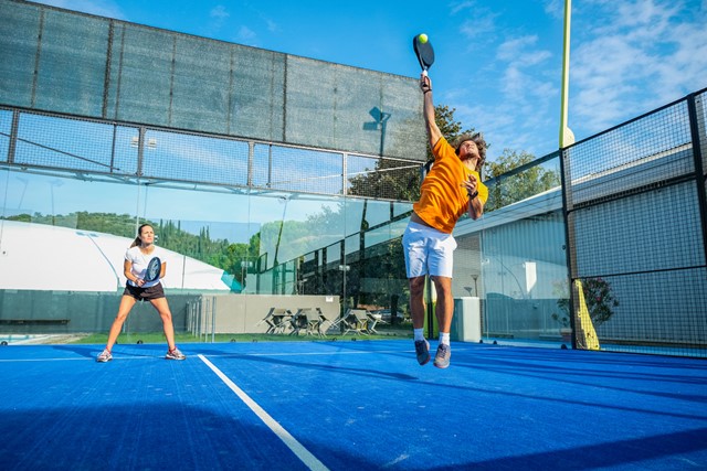 Wandelen combineren met andere sporten; padel.