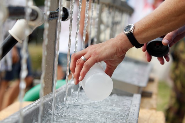 Flesje water vullen