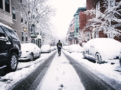 man in de sneeuw