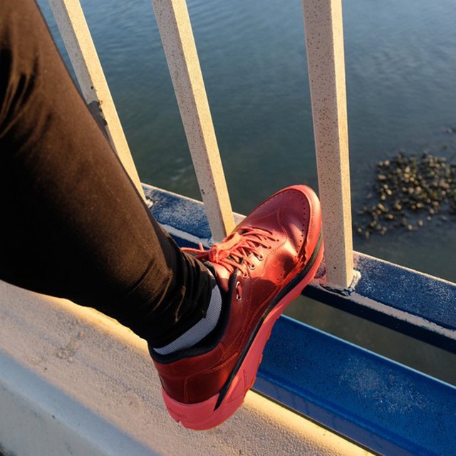 afbeelding Duca-wandelschoen bovenop een brug.