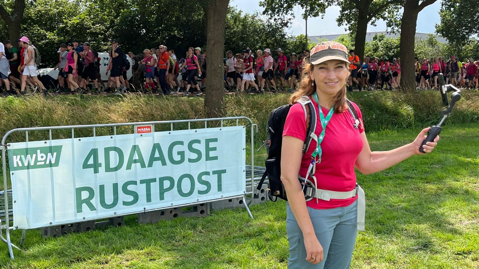 Wandelaar des Vaderlands: wandelliedjes; Lana op de Rustpost tijdens de 4Daagse