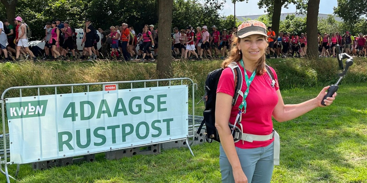Wandelaar des Vaderlands: wandelliedjes; Lana op de Rustpost tijdens de 4Daagse