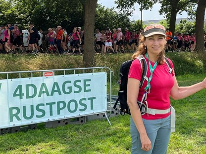 Wandelaar des Vaderlands: wandelliedjes; Lana op de Rustpost tijdens de 4Daagse