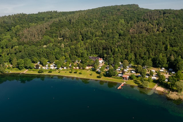 Langs stranden en meren: hier wandel en verblijf je aan het water; RCN Laacher See in de Eifel