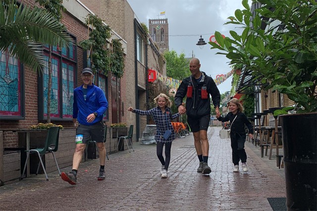 afbeelding van Maarten die met mensen samen wandelt.