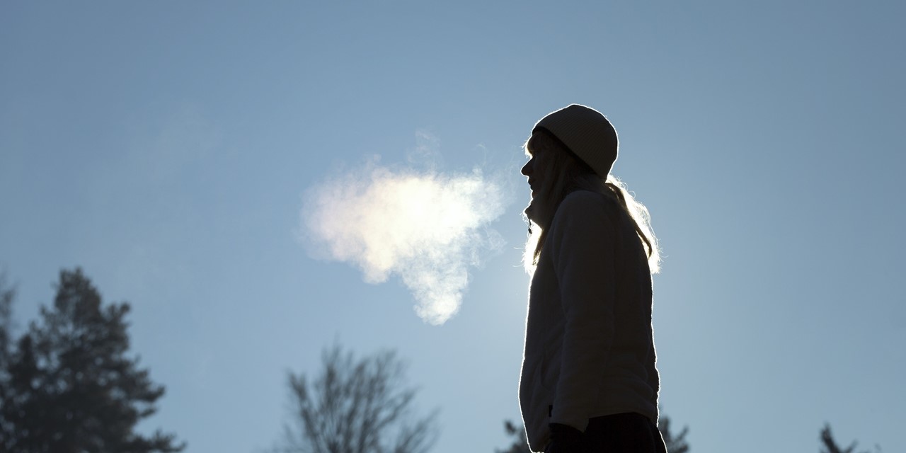 Wandelaar ademt uit, koude lucht