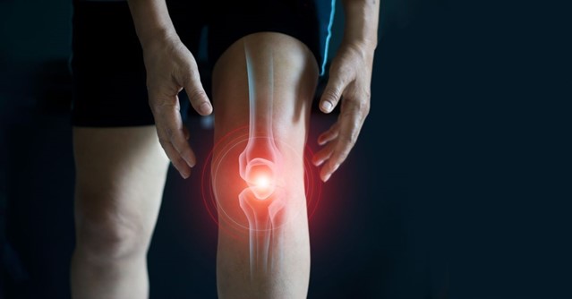 afbeelding van een knie met rode straling.
