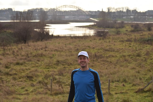 afbeelding van Bart Putman bij de Waalbrug in Nijmegen