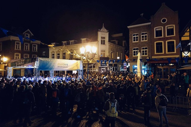 afbeelding van de start van Kennedymars Sittard, in de avond.