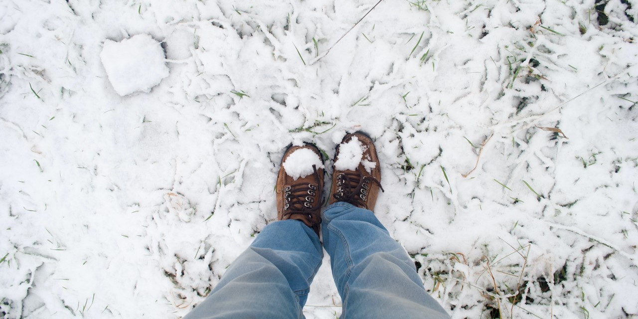 Wandelschoenen in de sneeuw