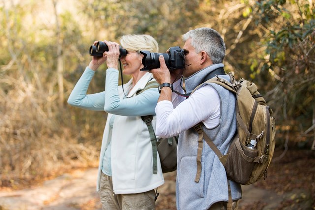 Wandelaars met fototoestel en verrekijker