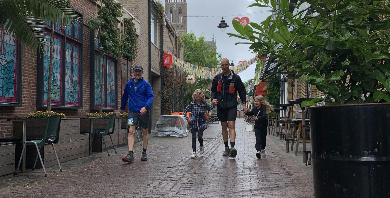 afbeelding van Maarten van der Weijden die met mensen wandelt.