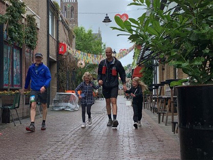 afbeelding van Maarten van der Weijden die met mensen wandelt.