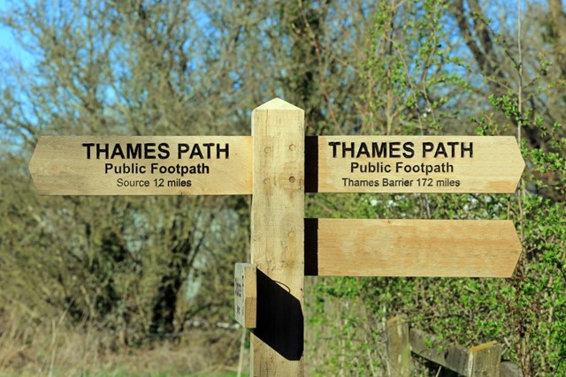 houten bordjes, de bewegwijzering van het Thames Path.