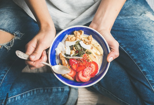 afbeelding van een ontbijt met yoghurt, noten en fruit.