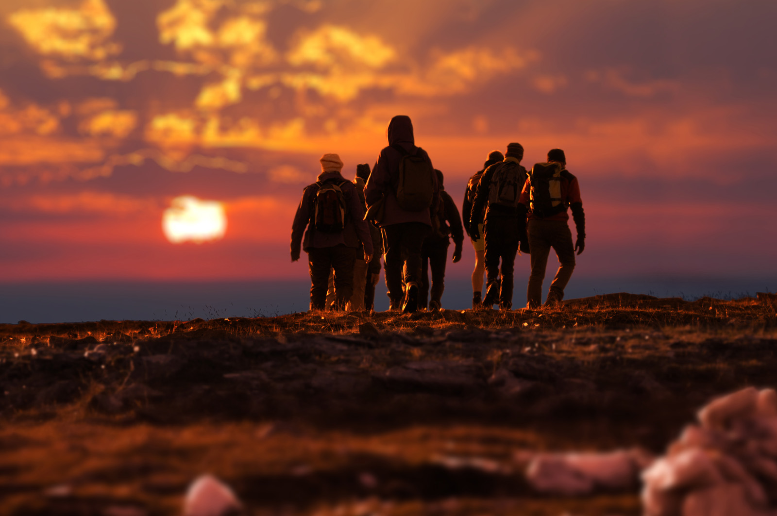 afbeelding van wandelaars in de avond