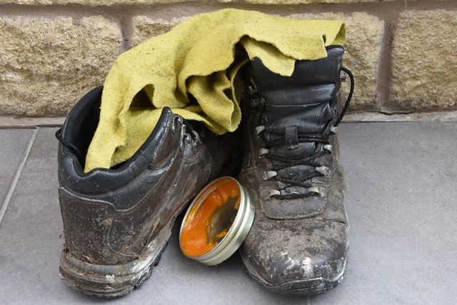 wandelschoenen klaar voor een onderhoudsbeurt.