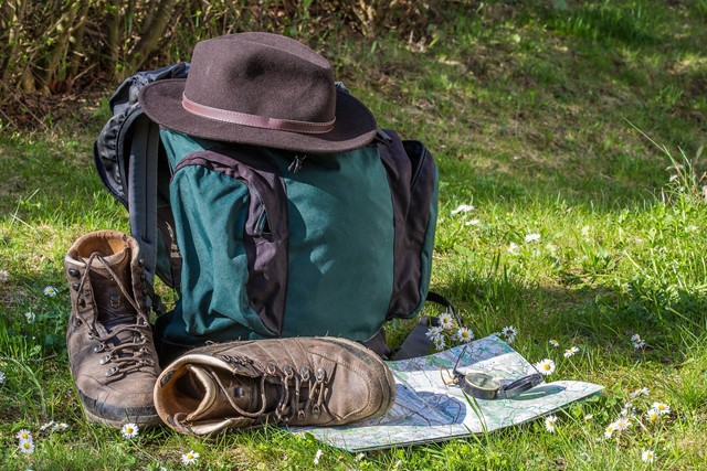 Rugzak, wandelschoenen en kaart