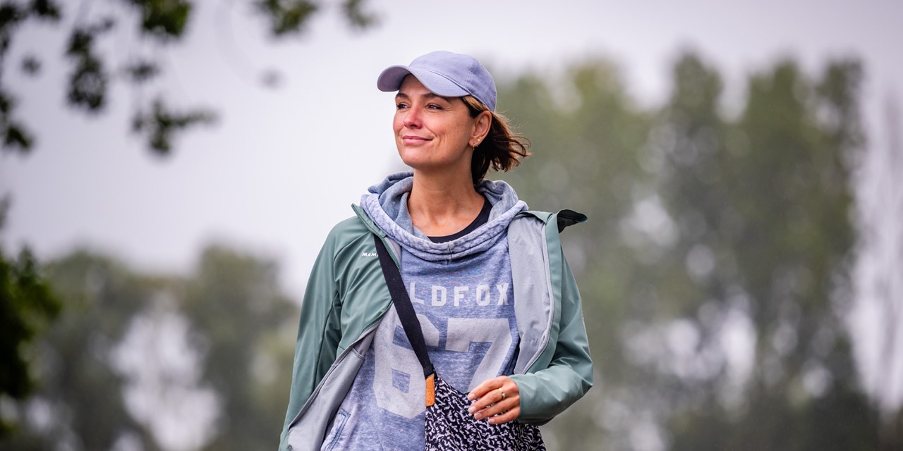 Presentatrice Evi Hanssen wandelt in de natuur.