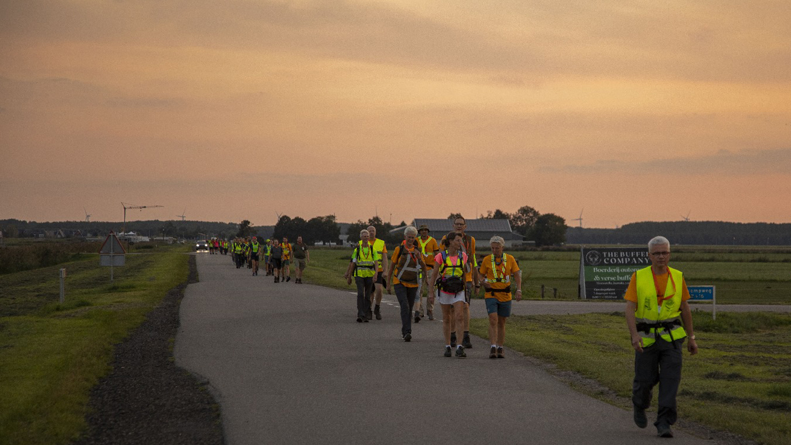 Wandelaars in de omgeving Zeewolde tijdens de Z-tot-Z tocht